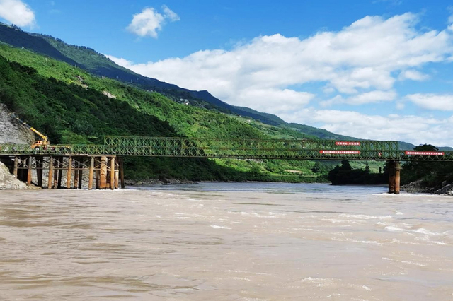 Puente de acero de Yunnan Diqing